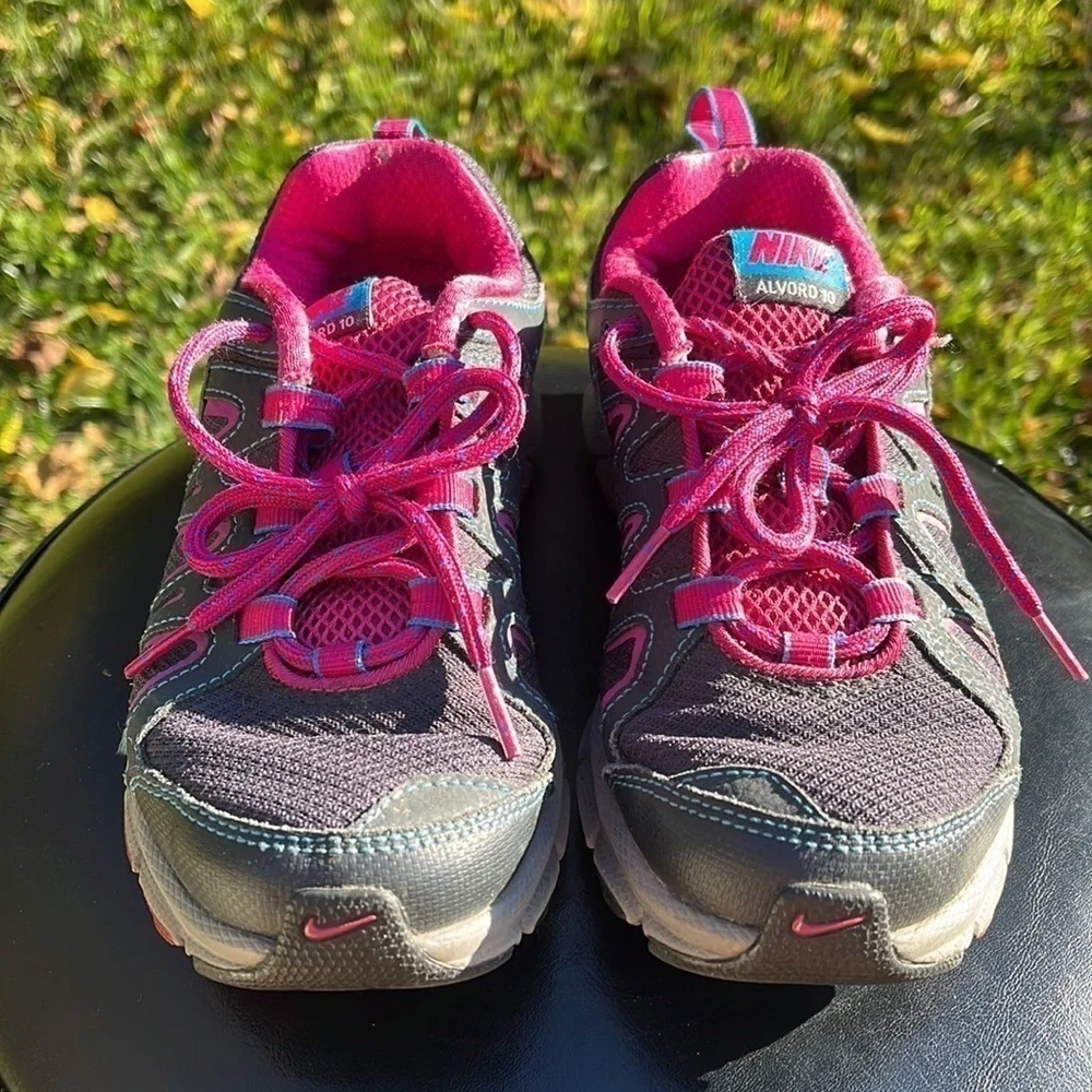 NIKE Alvord 10 Sneakers Womens size 6 Pink/Gray